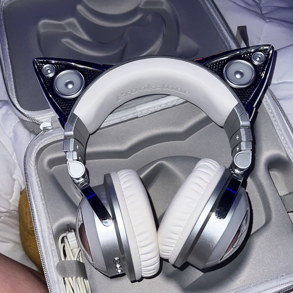 Ariana grande brooks time limited edition wireless headphones - Picture 3 of 6
